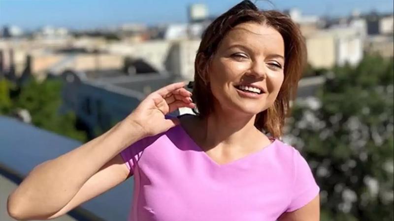 مذيعة تكشف سبب سقوط أسنانها على الهواء.. فيديو