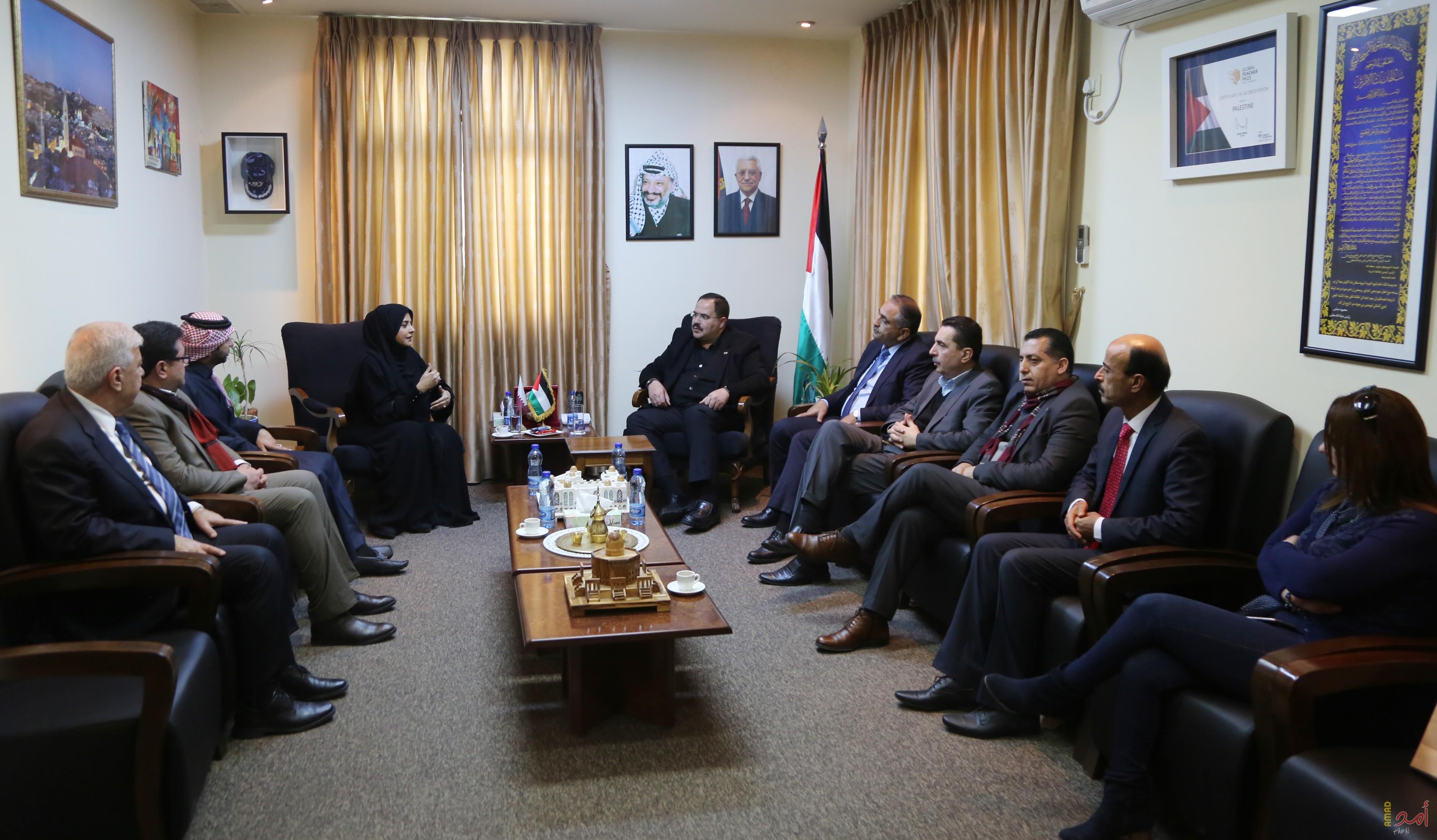 وصول الوفد القطري  للتعاقد مع المعلمين الفلسطينيين