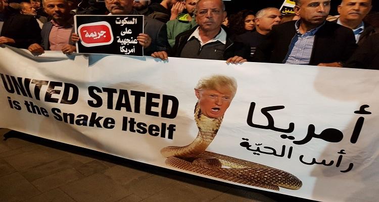 محدث - بالصور..مئات الفلسطينيين يتظاهرون أمام السفارة الأمريكية بتل أبيب ضد قرار ترامب‎: مستقبل القدس لا يقرره رعاة البقر