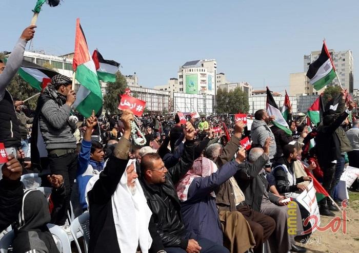 بالصور.. آلاف المواطنين يتجمعون وسط غزة للمطالبة برحيل الرئيس "عباس"