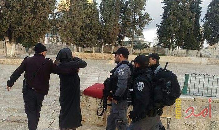 بالصور.. الاعتداء على شاب قبل اعتقاله بالقدس