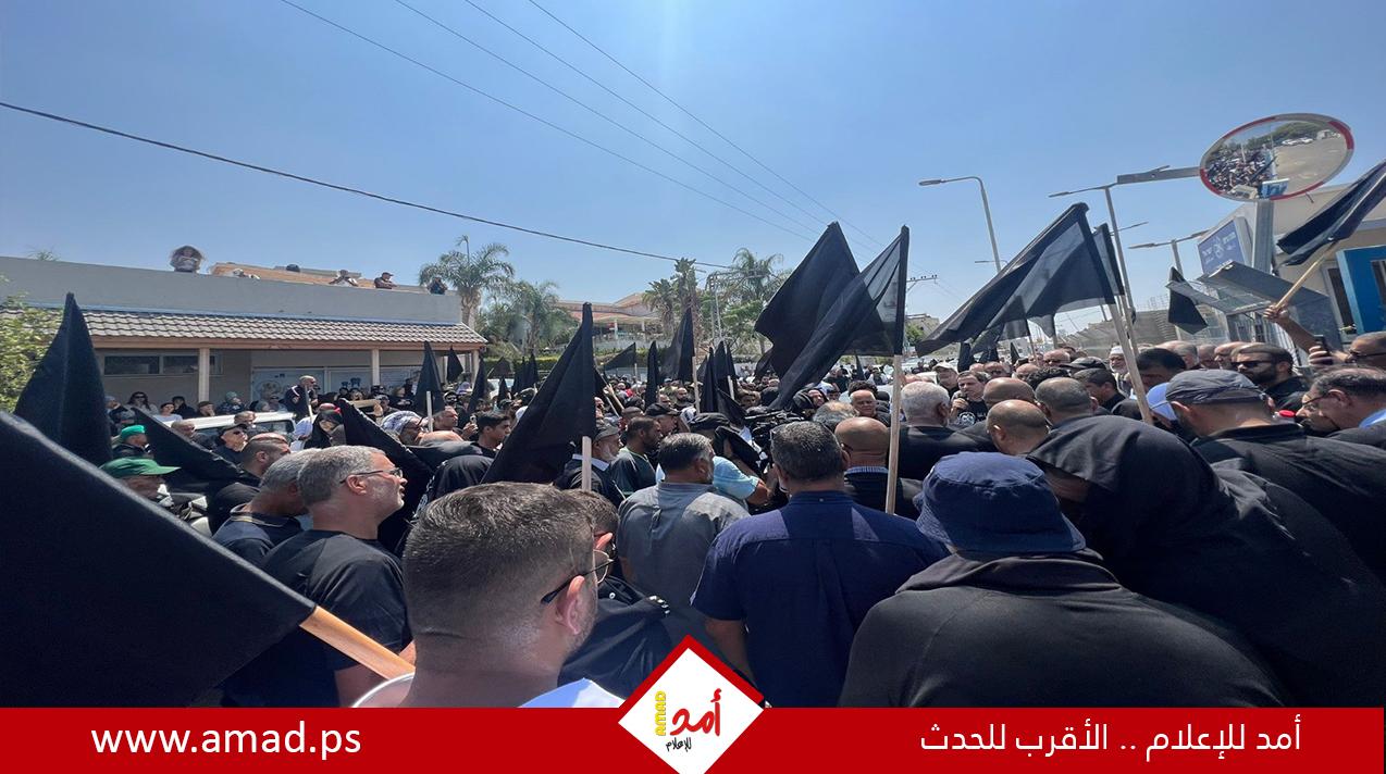 مظاهرة أمام مقر شرطة الاحتلال بالطيرة عقب تشييع مدير البلدية