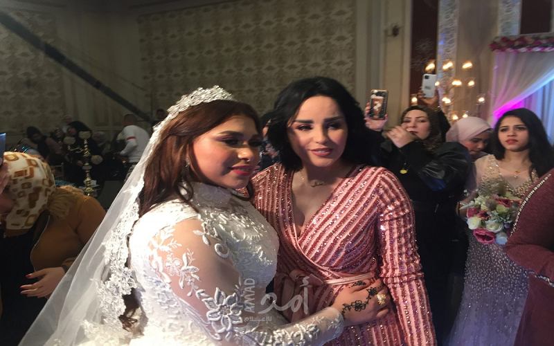 منار اللبنانية تنهي خلافها مع أسرة شعبان عبدالرحيم (صور وفيديو)