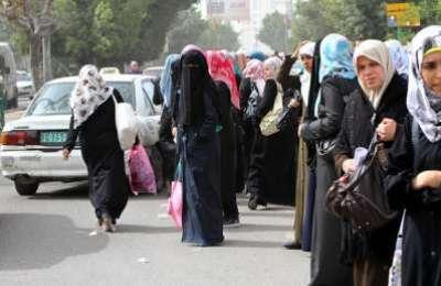 أزمة المواصلات في غزة تواصل سيرها على طريق معاناة المواطنين