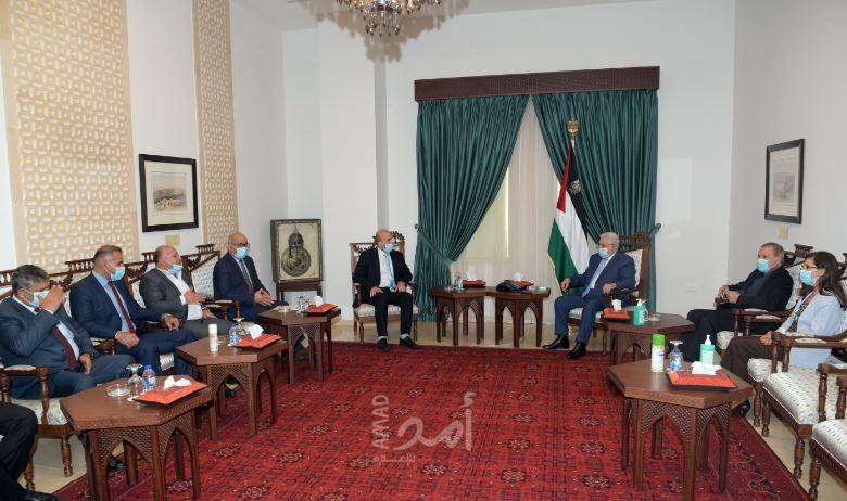 الرئيس عباس يتسلم التقرير نصف السنوي لهيئة التوجيه السياسي والوطني
