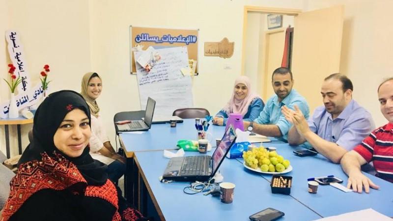 وفد من وزارة العمل يزور فلسطينيات