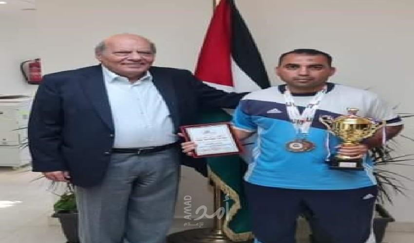 سفير دولة فلسطين في الأردن يستقبل العداء الفلسطيني سامي نتيل