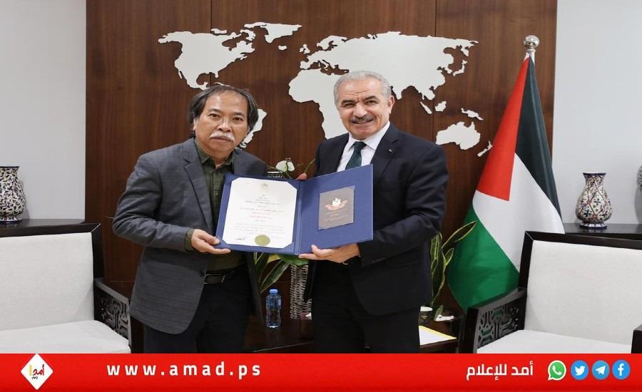 الرئيس عباس يمنح الشاعر والكاتب الفيتنامي نغوين كوانغ تهيوو وسام الثقافة والعلوم والفنون "مستوى التألق"