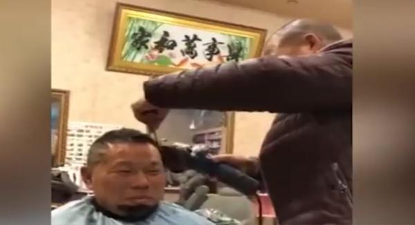 بالفيديو .. حلاق صينى يقص الشعر على طريقته الخاصة