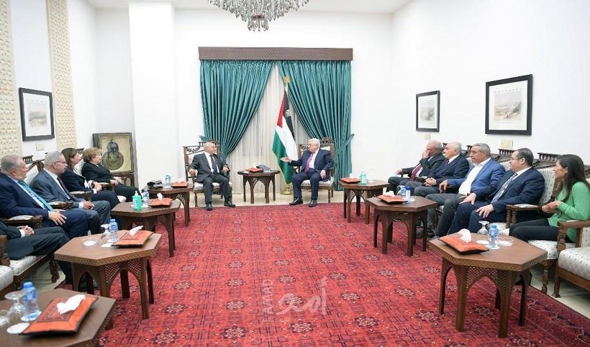 الرئيس عباس يستقبل وفد مجلس أمناء مؤسسة ياسر عرفات