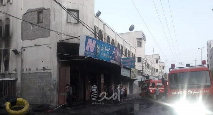 اندلاع حريق هائل في محل لبيع "الاطارات المطاطية" شرق غزة والدفاع المدني يسيطر عليه