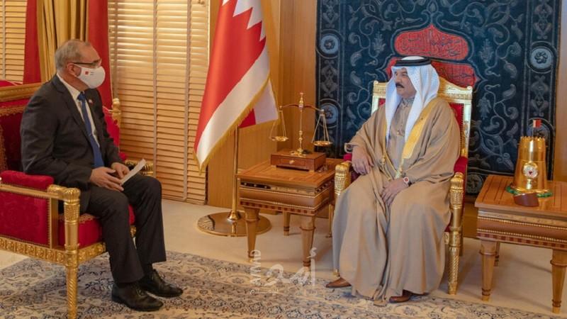 ملك البحرين يتسلم أوراق اعتماد أول سفير إسرائيلي