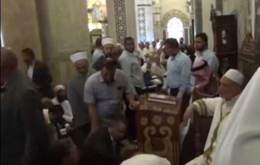 هذا ما حدث في المسجد الأقصى بعد منع قاضي القضاة الاردني من خطبته ( فيديو)