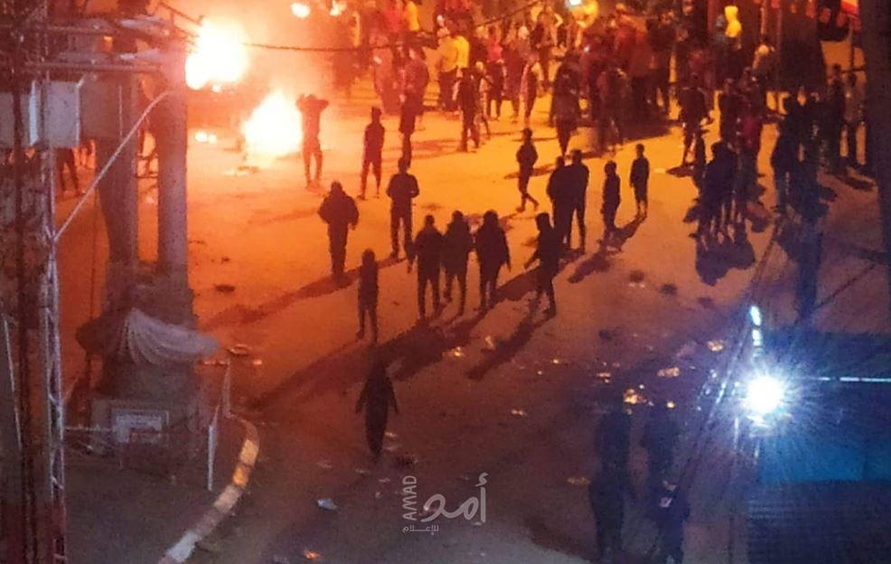 محدث- غزة: عائلة "الأقرع"  تغلق الطرقات احتجاجا على مقتل ابنها - فيديو