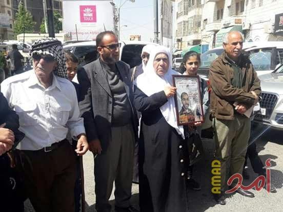 بالصور والفيديو...أجهزة أمن السلطة تمنع وقفة احتجاجية لأهالي المعتقلين في سجونها
