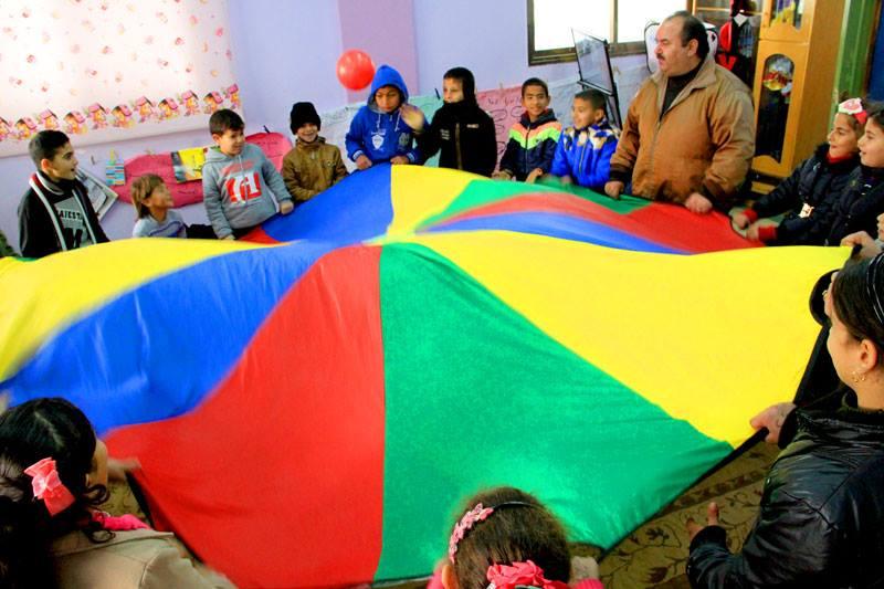 بالصور .. مركز نوار ينظم يوم ترفيهي لأطفال الكرفانات