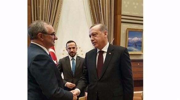 اردوغان مستقبلا السفير الاسرائيلي في تركيا إيثان نائييه