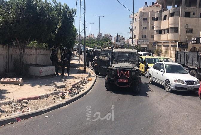طولكرم: قوات الاحتلال تختطف شاب من أحد المحلات التجارية