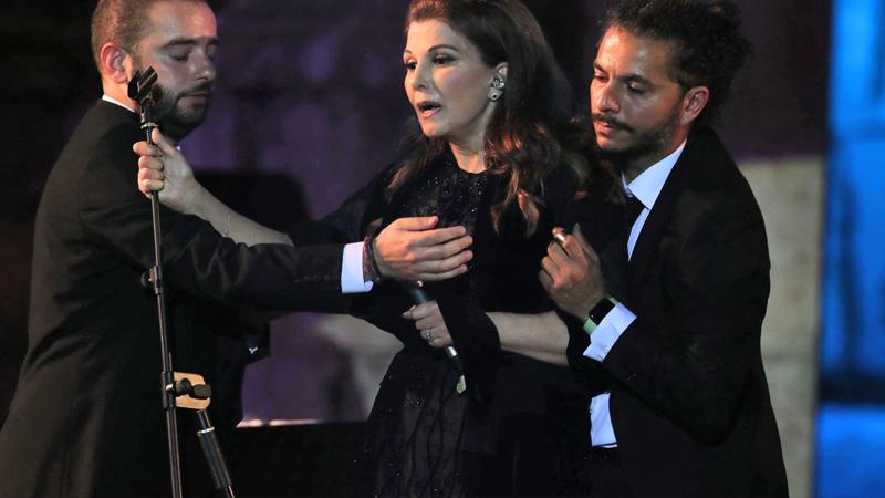 أول تعليق من ماجدة الرومى بعد سقوطها من مسرح جرش - شاهد