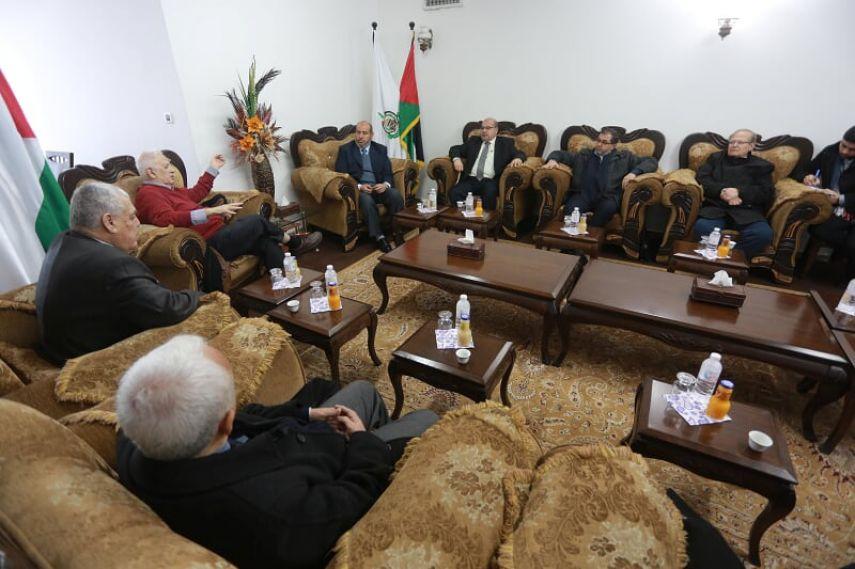 رئاسة لجنة الانتخابات المركزية تجتمع مع قيادات من حركة حماس في غزة