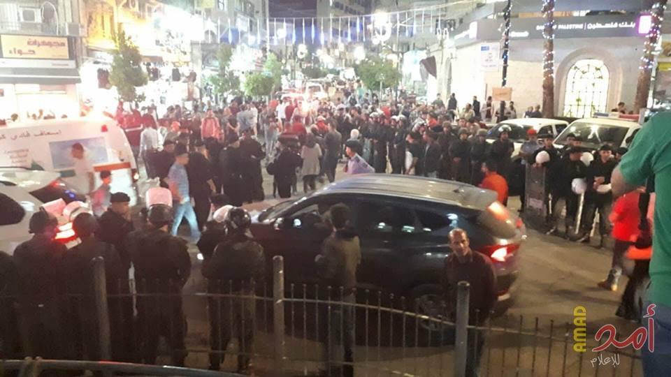 أمن سلطة عباس يقمع حراك "إرفعوا العقوبات عن غزة" ويطلق قنابل الغاز.. وتحذير الصحفيين من نقل الأحداث - فيديو وصور