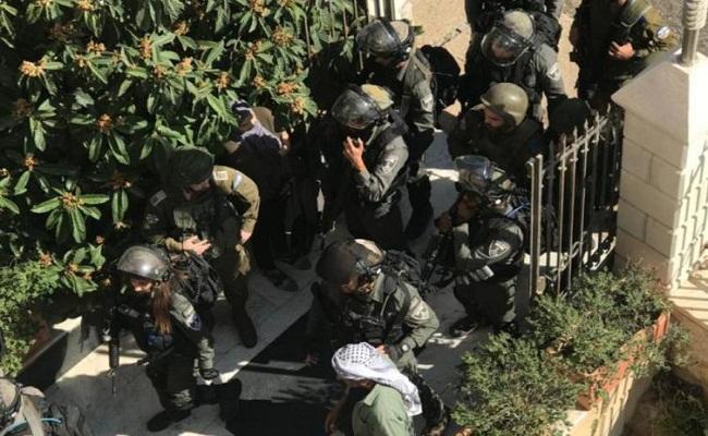 جنود الاحتلال يعتدوا على موظف ببلدية البيرة