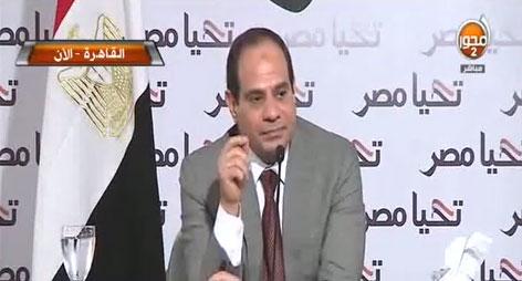 دعابة السيسي للنساء بعد أن قالوا له \\\"منحبك\\\" فرد قائلاً: ح يبقى مشاكل مع الرجالة ( فيديو)