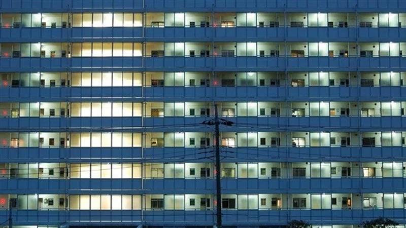 صدق أو لا تصدق ..  سيدة تحتفظ بجثة والدتها 10 سنوات في الفريزر