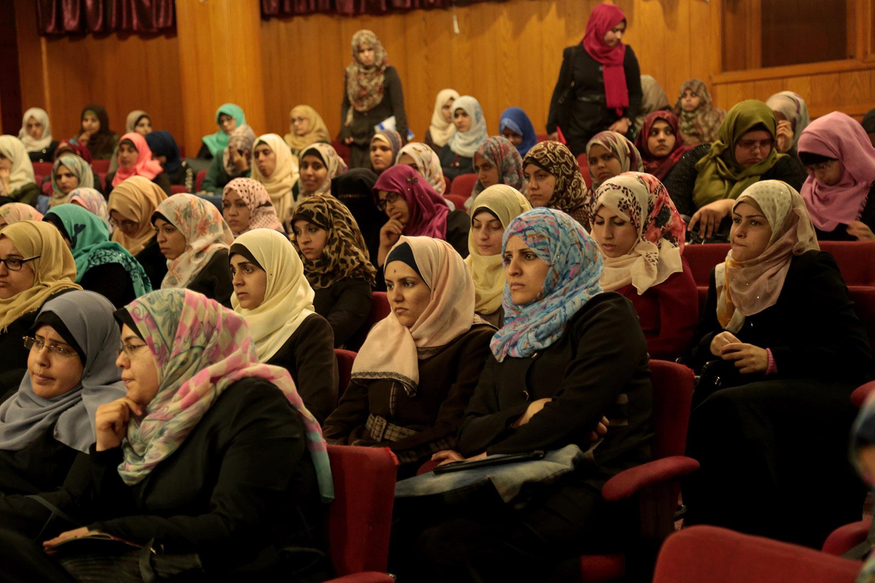 بالصور .. مختصون يؤكدون : ارادة مريض السرطان ودعم المجتمع له يساعد على شفائه