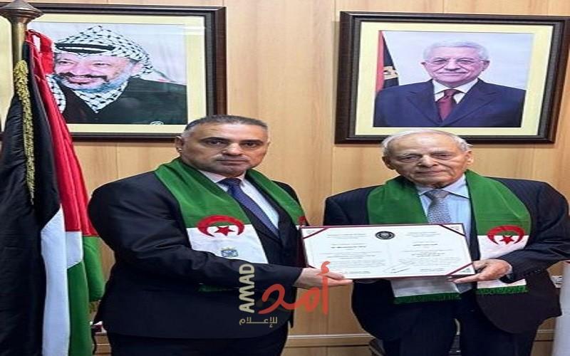 نيابة عن الرئيس عباس: السفير أبو عيطة يكرم المناضل الجزائري محمد الطاهر
