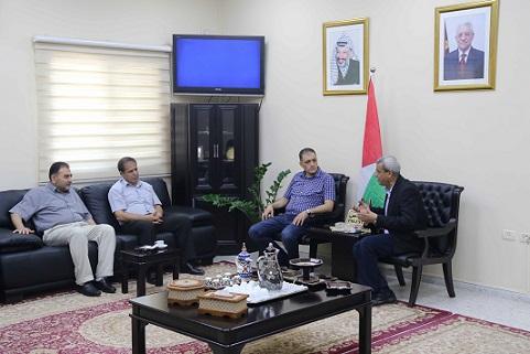 اجتماع يناقش تداعيات قرار وكالة الغوث وقف تقديم الخدمة في بعض أقسام مشفى الوكالة في قلقيلية