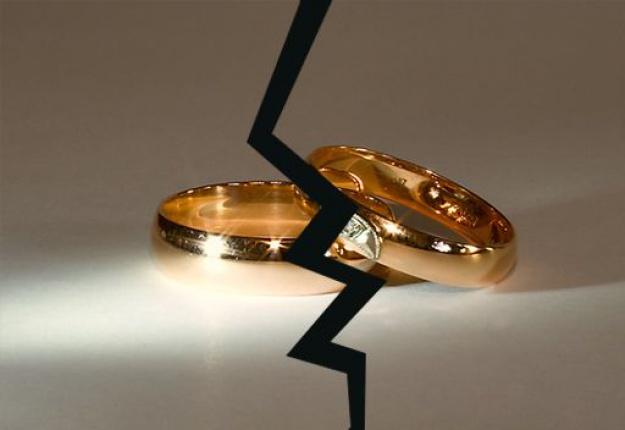 مهتمون يبحثون في أسباب النظرة السلبية للمرأة المطلقة في المجتمع وأنها عبء