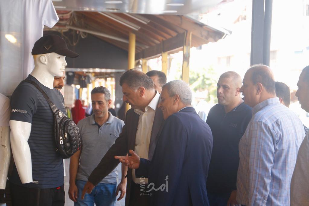 ‌محافظ‌ ‌قلقيلية‌ ‌ورئيس‌ ‌بلدية‌ ‌قلقيلية‌ ‌يتفقدان‌ أسواق‌ ‌المدينة‌ 