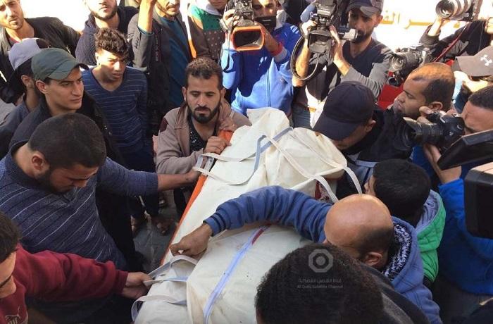 بالصور.. غزة تودع كوكبة جديدة من شهداءها.. والعدوان الإسرائيلي ما زال مستمراً