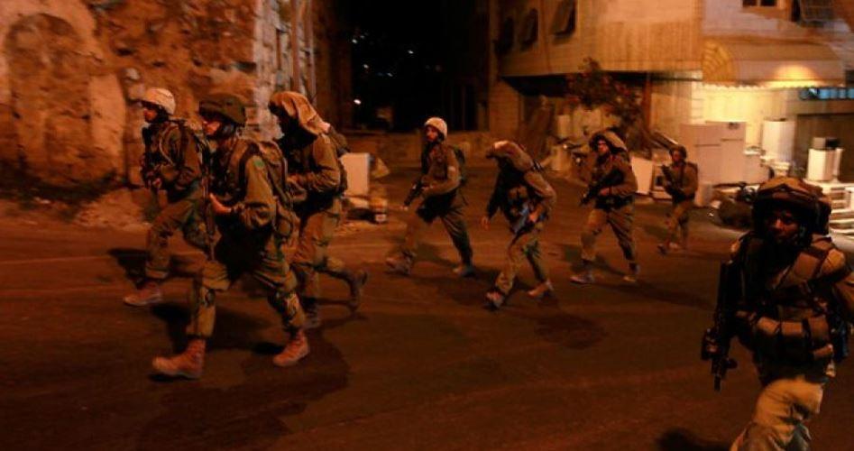 مداهمات واعتقالات واسعة في عدة مناطق بالضفة
