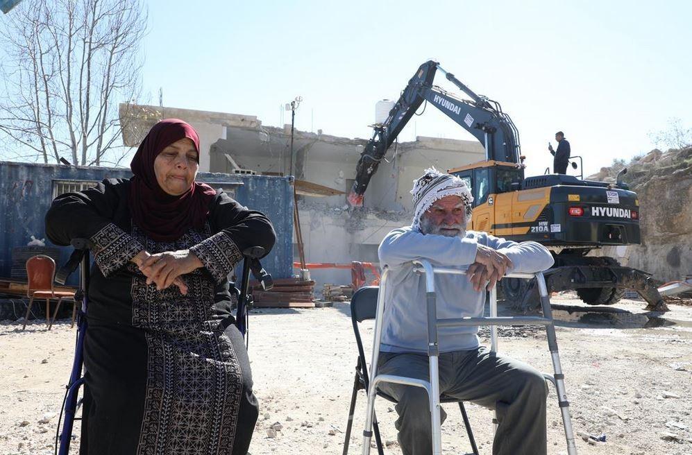 القدس:  سلطات الاحتلال تجبر عائلتين على هدم منزلهما ذاتيا