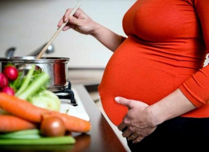 صيام المرأة الحامل وتأثيره على صحتها وجنينها