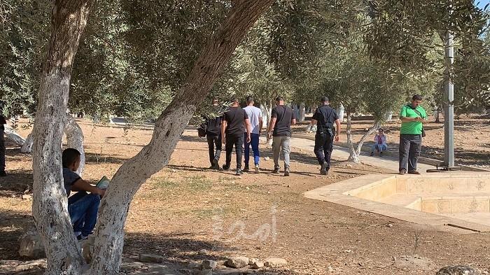 القدس: سلطات الاحتلال تمدد توقيف 5 مقدسيين بينهم والد شهيد