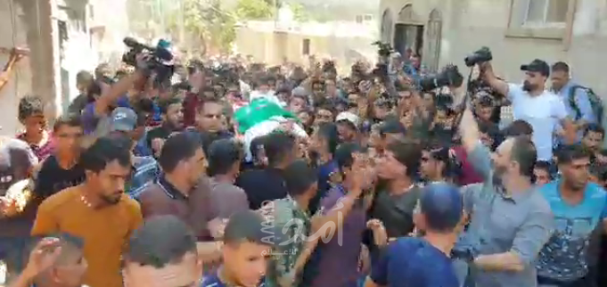 بالفيديو.. جماهير خانيونس تشيع الشهيد "أحمد القرا"