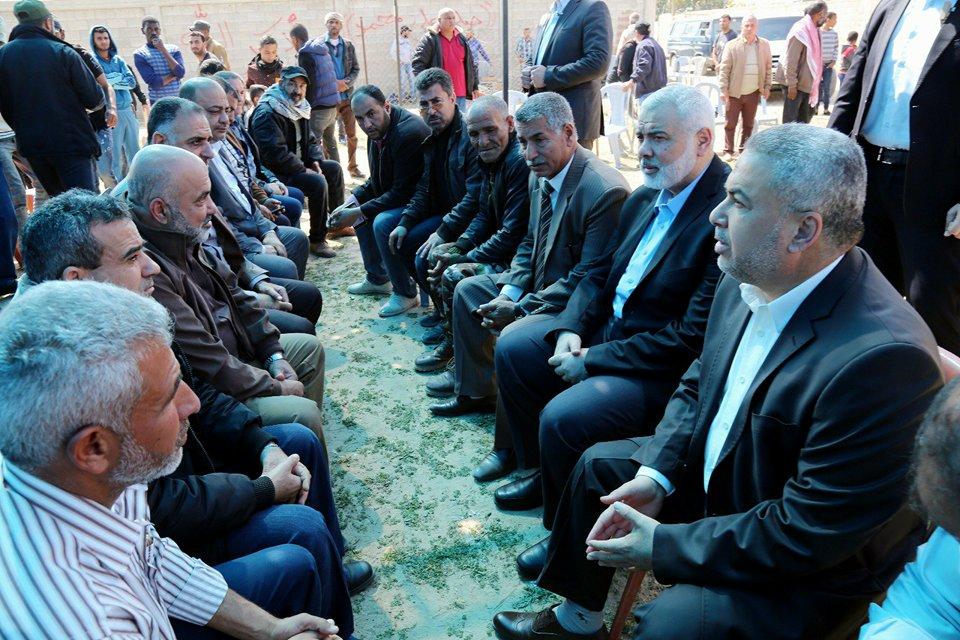 بالصور.. هنية يقدم واجب العزاء لذوي الشهيدين عرفة والرقب