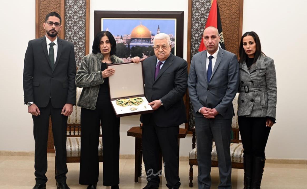 الرئيس عباس يمنح القائد الوطني الراحل عبد الرحيم ملوح وسام نجمة الشرف من الدرجة العليا