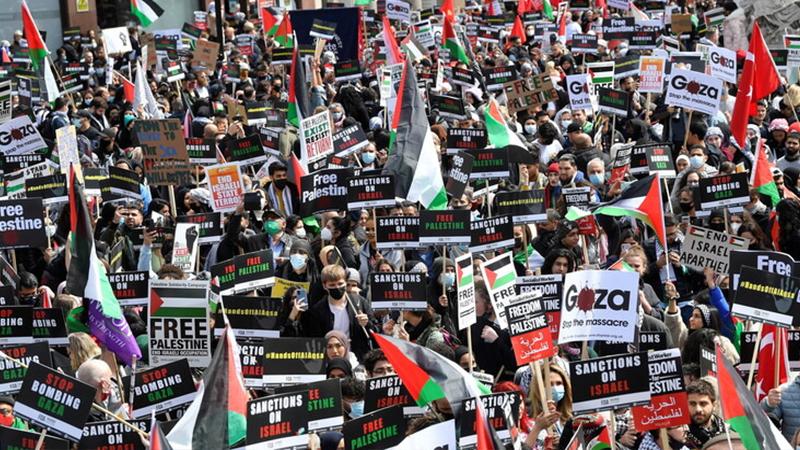 بريطانيا.. آلاف المحتجين يتظاهرون دعما للفلسطينيين - صور