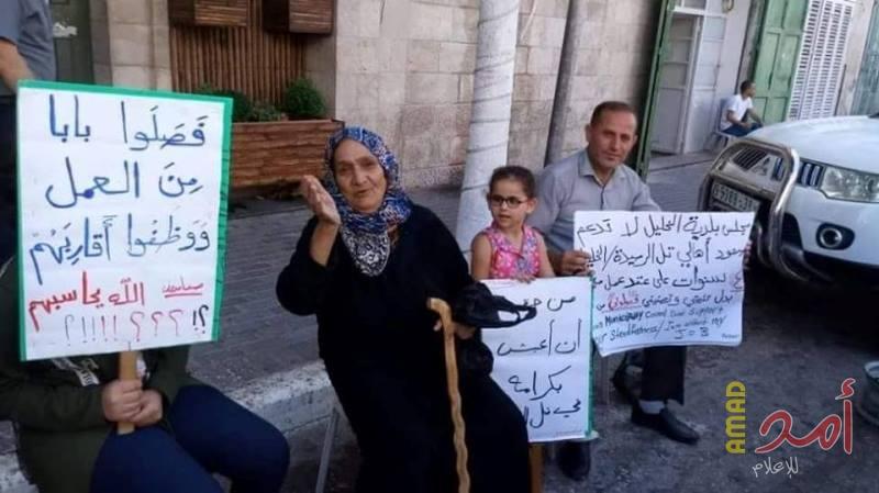 تقرير خاص: الموظف "أبو مرخية" يواصل اضرابه عن الطعام احتجاجاً على فصله من العمل في بلدية الخليل