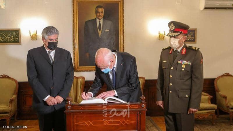 الرئيس التونسي يعفي 3 ولاة من مناصبهم..و لا حوار مع الخلايا السرطانية
