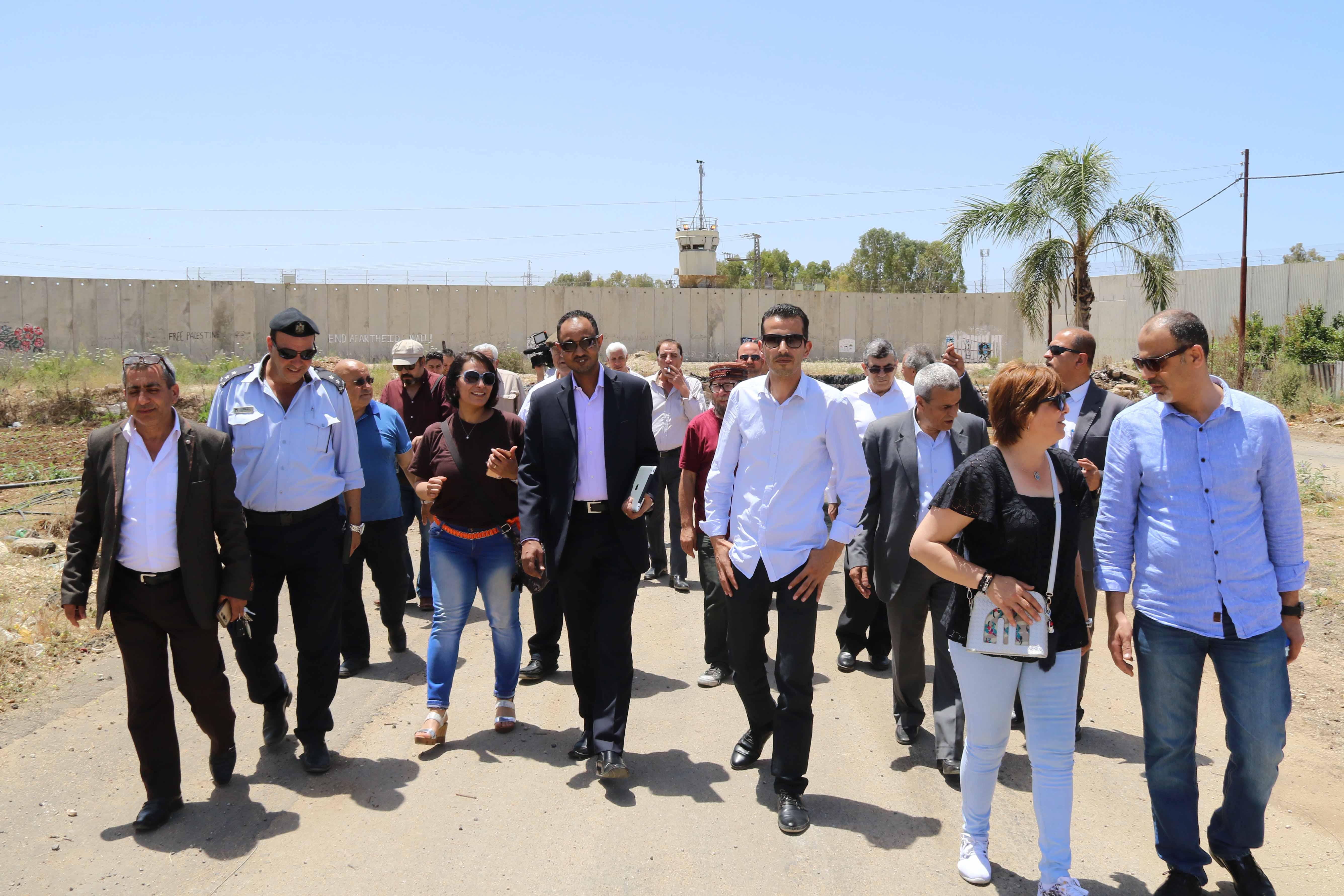 بالصور...وفد روائي عربي يزور قلقيلية  ويطلع على أوضاعها، ويشارك في خيمة الاعتصام