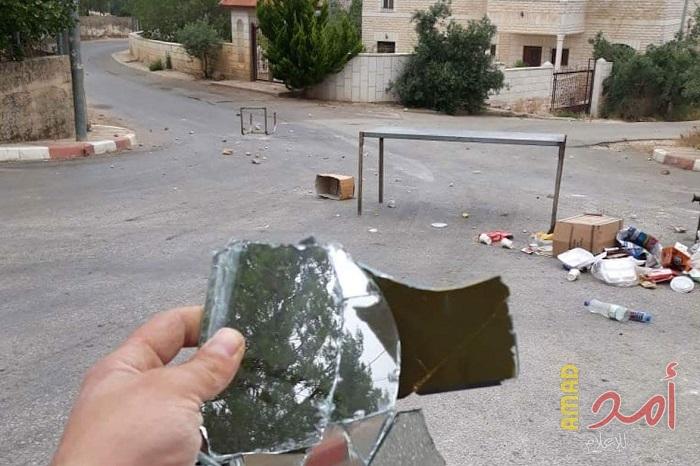 اندلاع مواجهات في سلواد والشباب يحطمون مرايا جيبات الاحتلال