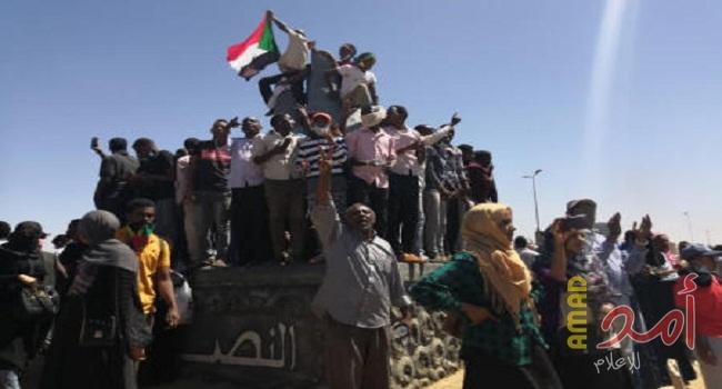 للمرة الأولى.. متظاهرون أمام مقر الجيش السوداني
