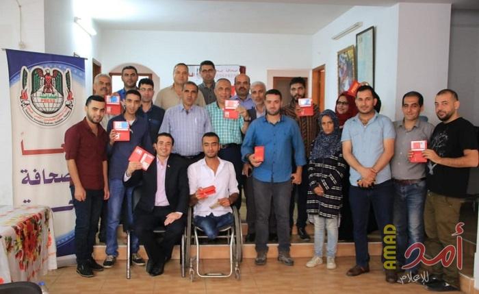 نقابة الصحفيين تسلم البطاقة الدولية لمنتسبيها (صور)