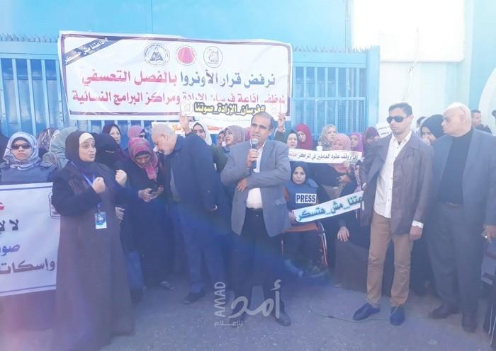 نقابة الصحفيين تشارك بوقفة تضامنية مع العاملين في المراكز المجتماعية التابعة للأونروا بغزة