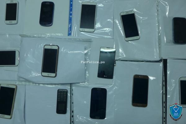 الخليل: الشرطة تقبض على 5 أشخاص لضلوعهم بسرقة هواتف محمولة